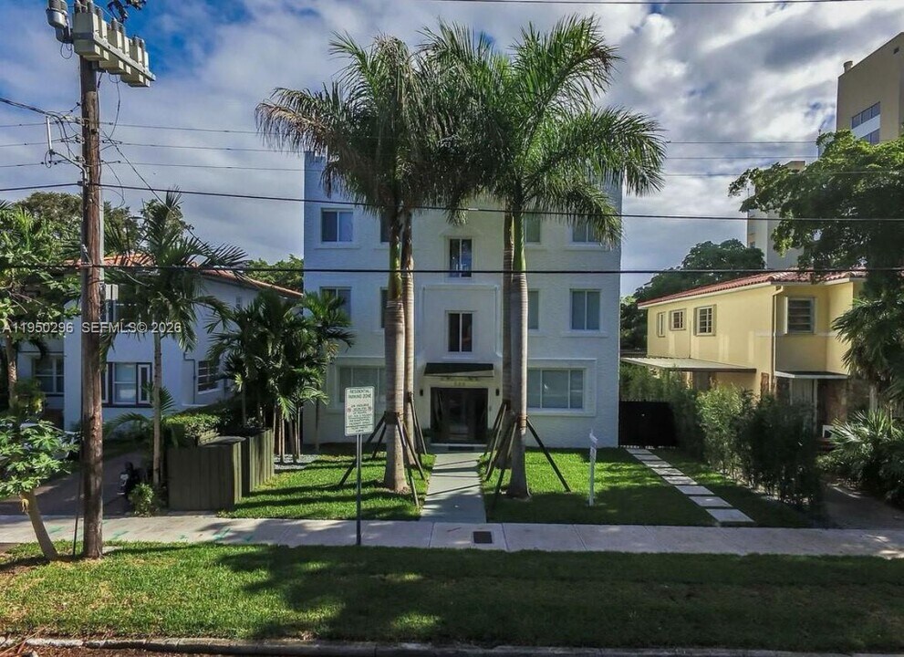 333 SW 30th Rd in Miami, FL - Building Photo