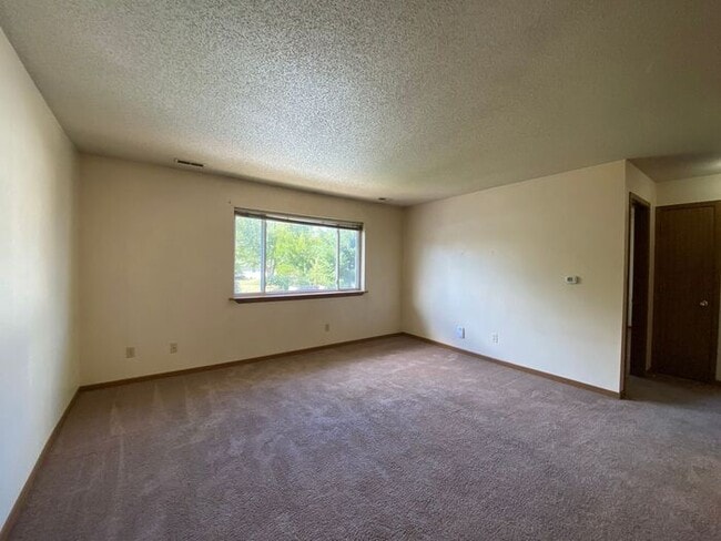 145 Sugar Creek Ln in North Liberty, IA - Building Photo - Building Photo