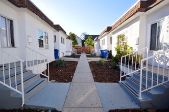 Silverlake Apartments in Los Angeles, CA - Building Photo - Building Photo