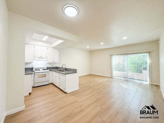 11459 Collins St in Los Angeles, CA - Foto de edificio - Building Photo