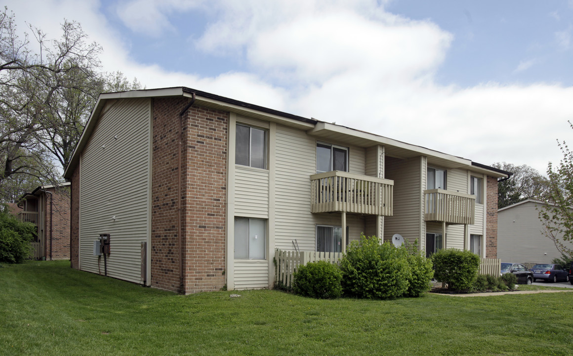 Chancellor Square Court Apartments in Kirkwood, MO - Building Photo