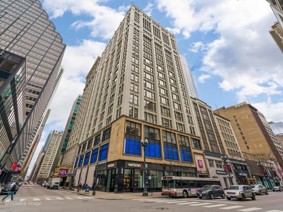8 W Monroe St in Chicago, IL - Building Photo