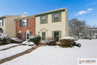 8 Marsh Ct in Lawrence Township, NJ - Foto de edificio - Building Photo