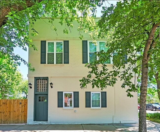 property at 3001 N Sawyer Ave