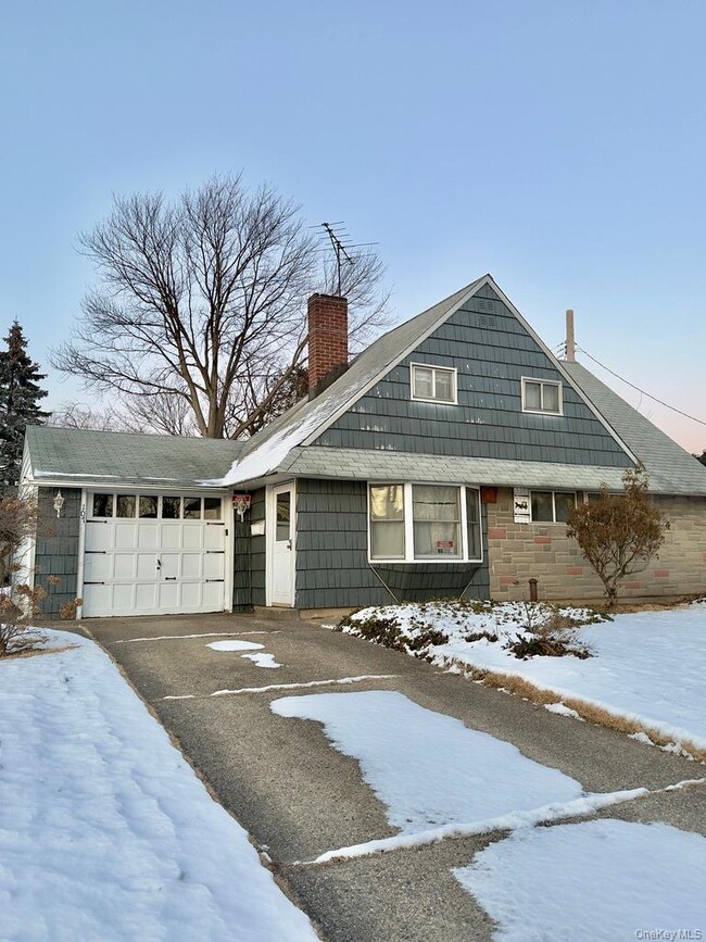 107 Ball Park Ln in Hicksville, NY - Building Photo - Building Photo