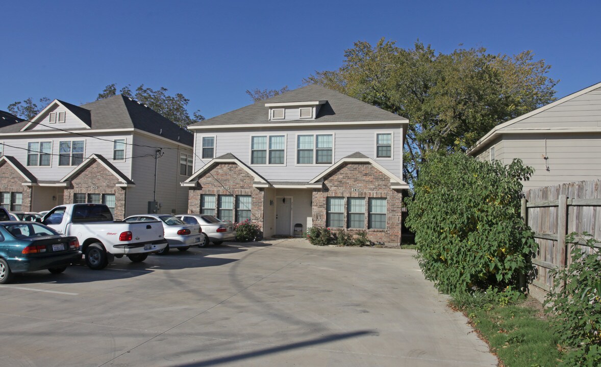 Grad House in Denton, TX - Building Photo