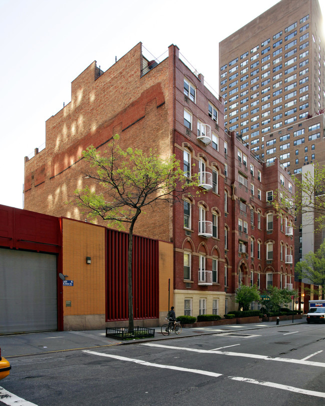 329 E 63rd St in New York, NY - Building Photo - Building Photo