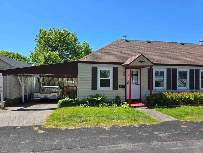 30 Halstead St in Kittery, ME - Building Photo - Building Photo