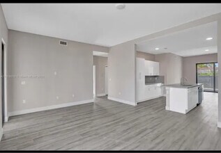 432 E 16th St in Hialeah, FL - Foto de edificio - Building Photo