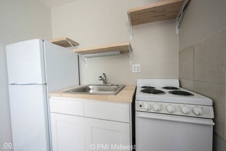 2215 E 56th St in Indianapolis, IN - Foto de edificio - Building Photo