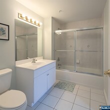 23 Legend Hills Dr in Edgewater, NJ - Building Photo - Building Photo