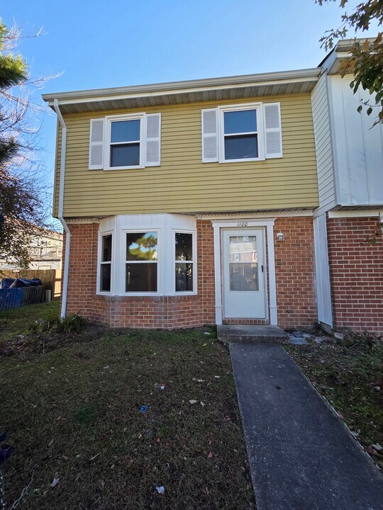 1100 Clear Springs Rd in Virginia Beach, VA - Foto de edificio