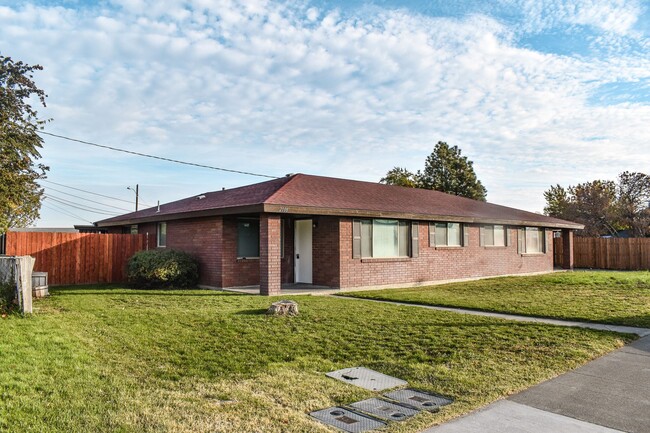 property at 2106 W Grand Ronde Ave