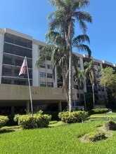 900 NE 195th St in Miami, FL - Foto de edificio - Building Photo