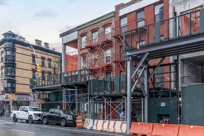 102 De Kalb Ave in New York, NY - Foto de edificio - Building Photo