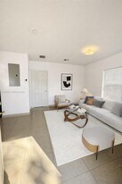 2157 NW 28th St in Miami, FL - Building Photo