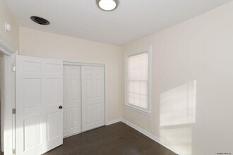 211 Stow Ave, Unit 2 in Troy, NY - Building Photo - Building Photo