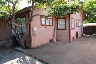 7024 Middleton St, Unit B in Huntington Park, CA - Foto de edificio - Building Photo