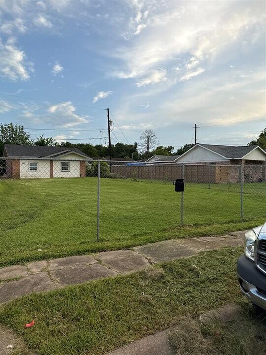 5006 Ridgeway Dr in Houston, TX - Building Photo