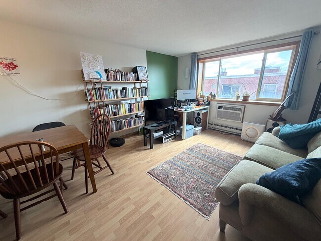 94 Beacon St, Unit 58 in Somerville, MA - Foto de edificio - Building Photo