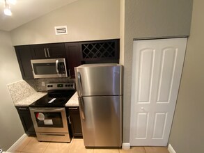 2803 N Oakland Forest Dr in Oakland Park, FL - Building Photo - Building Photo