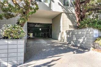 York Towers in Oakland, CA - Building Photo - Building Photo