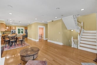 73 Lexington Ave, Unit 2 in Somerville, MA - Foto de edificio - Building Photo