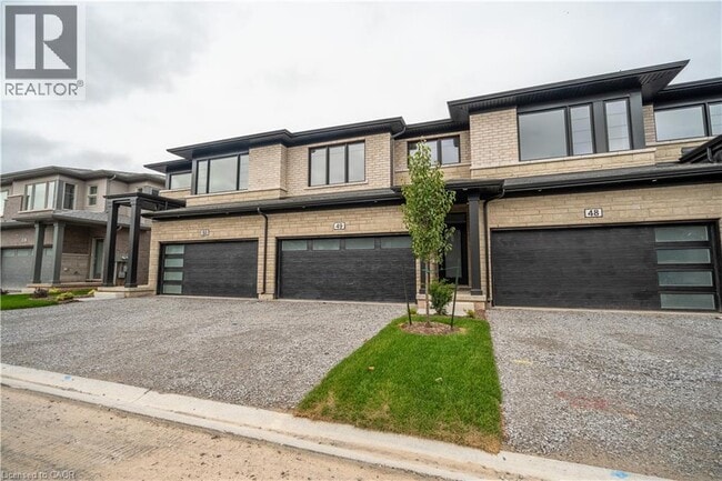 4552 Portage Rd in Niagara Falls, ON - Foto de edificio - Building Photo