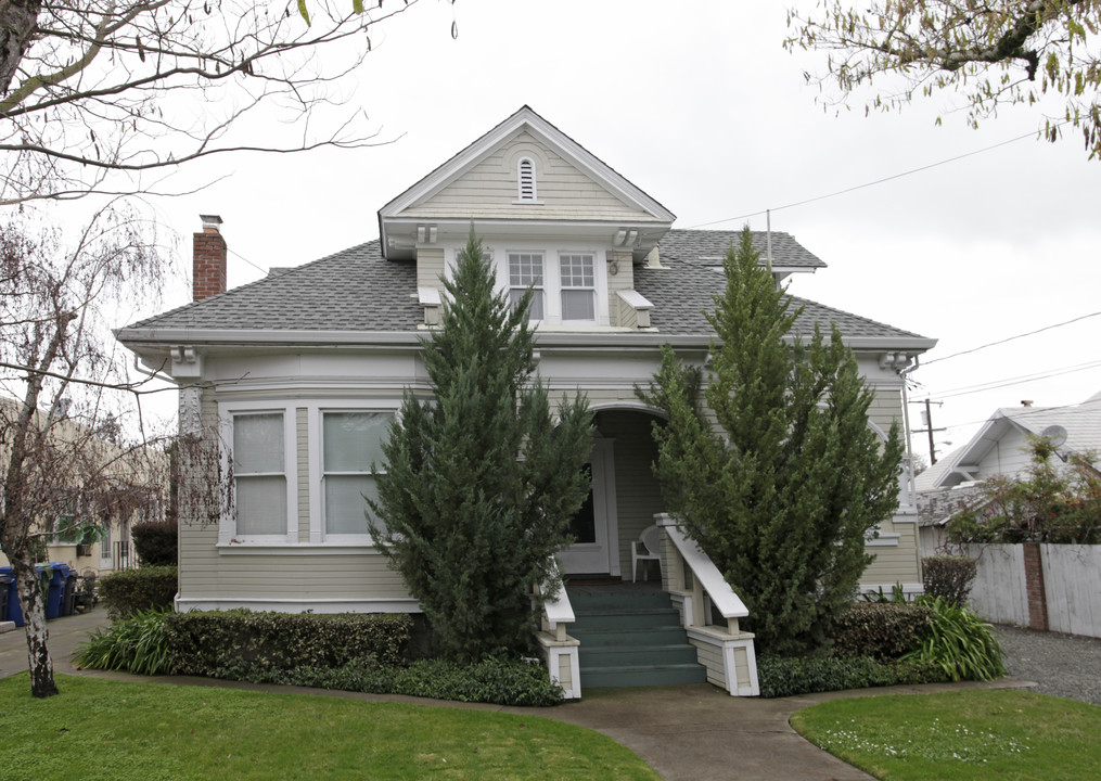 806 B St in Petaluma, CA - Building Photo