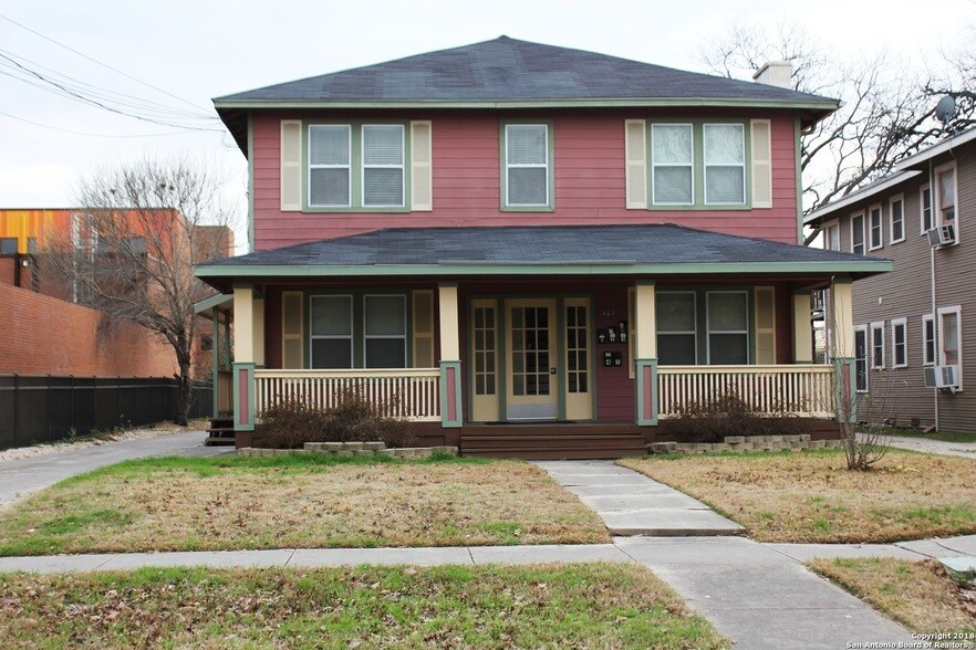 810 E Ashby Pl in San Antonio, TX - Building Photo