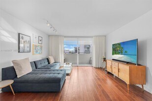 1658 Bay Rd in Miami Beach, FL - Building Photo