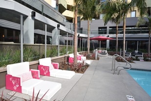 Metropolis Apartments in Irvine, CA - Building Photo