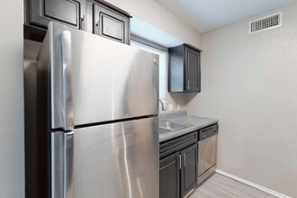 531 Bedford Rd in Bedford, TX - Building Photo - Building Photo