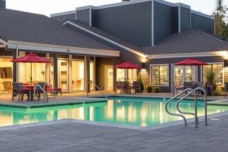 Kirker Creek in Pittsburg, CA - Foto de edificio - Building Photo