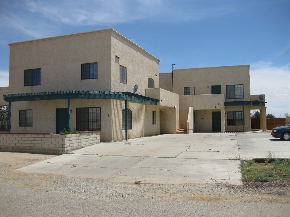 8708 Lupine Loop Dr in California City, CA - Foto de edificio