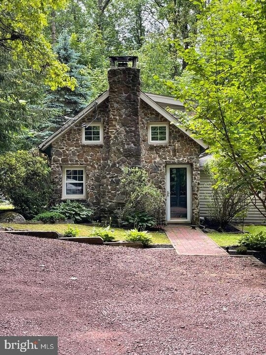 2744 Hill Rd in Sellersville, PA - Building Photo