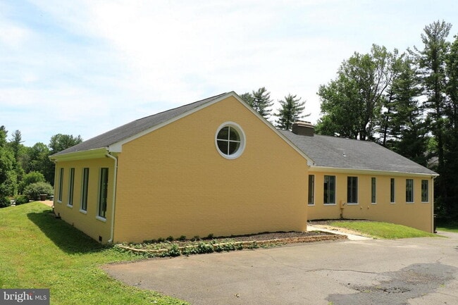 901 Walker Rd in Great Falls, VA - Building Photo - Building Photo