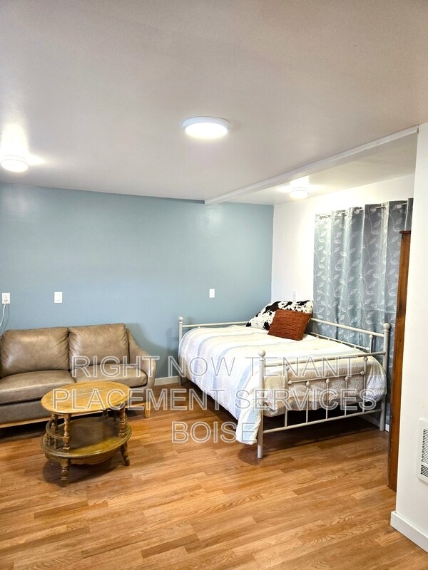 property at 15822 Riverside Rd