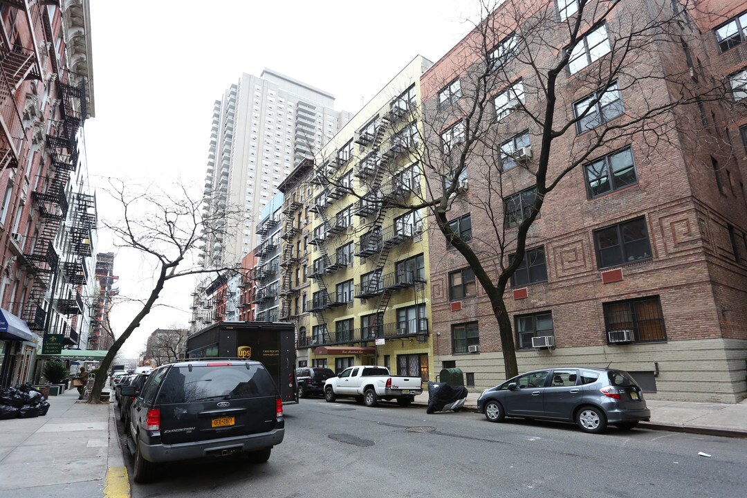 410 E 74th St in New York, NY - Building Photo