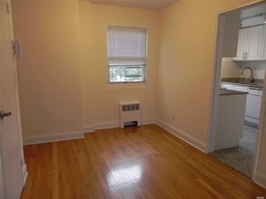 11 Schenck Ave-Unit -3C in Great Neck Plaza, NY - Building Photo - Building Photo
