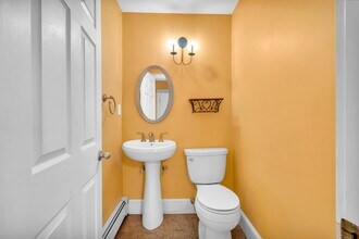 4 Warren St, Unit 4 Warren St Unit B in Newburyport, MA - Building Photo - Building Photo