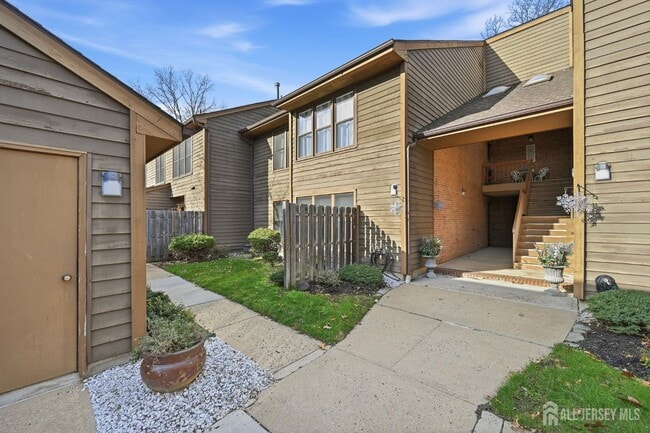 85 Laurel Hollow Ct in Edison, NJ - Building Photo - Building Photo