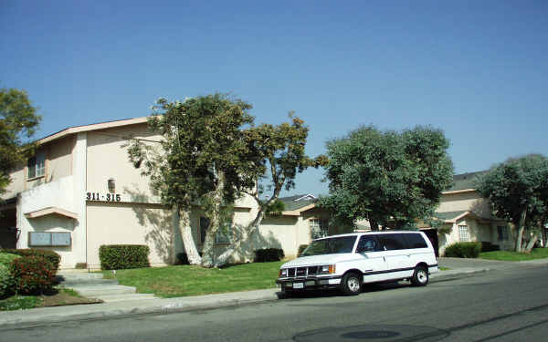 303-315 W Mountain View Ave in La Habra, CA - Building Photo - Building Photo