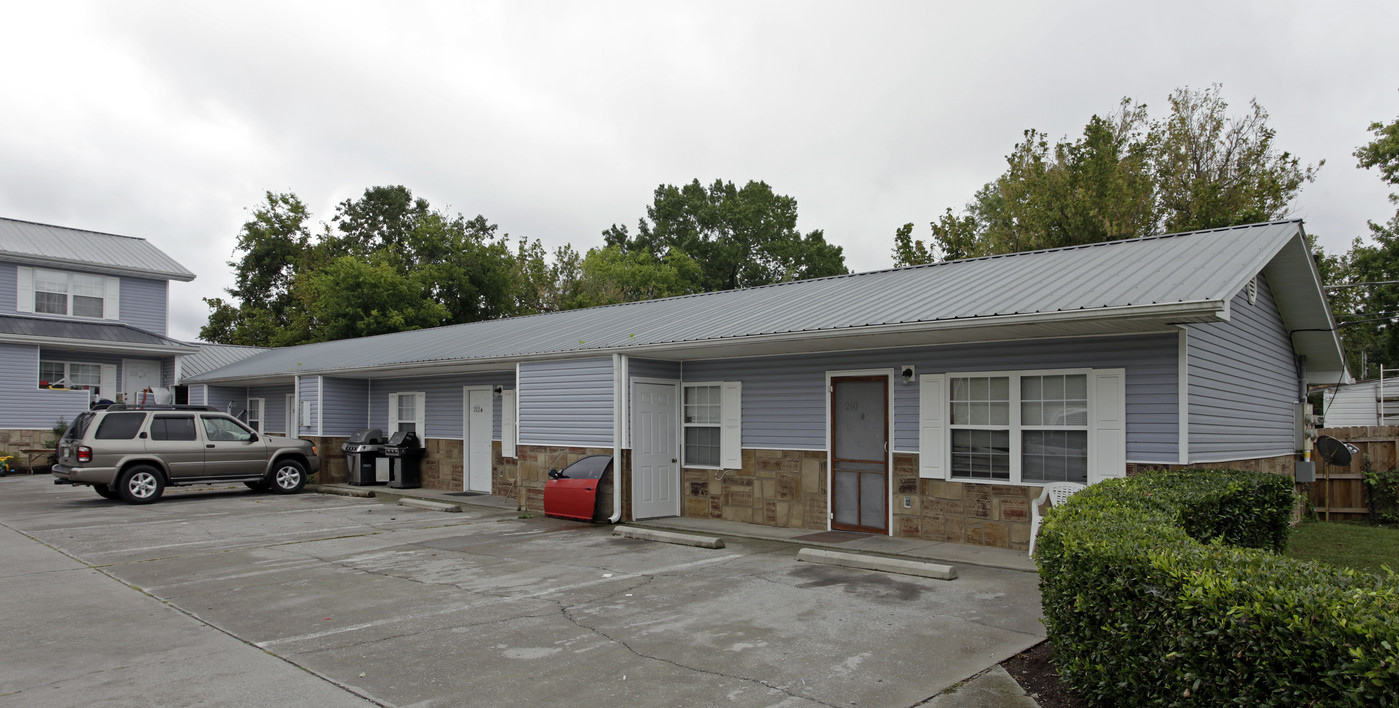 212-218 Henderson Ave in Sevierville, TN - Building Photo