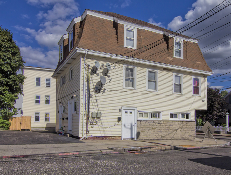 136 Summit St in Pawtucket, RI - Foto de edificio