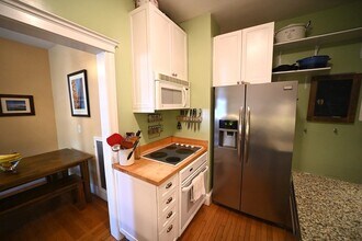 98 Saint Paul St, Unit 5 in Brookline, MA - Building Photo - Building Photo