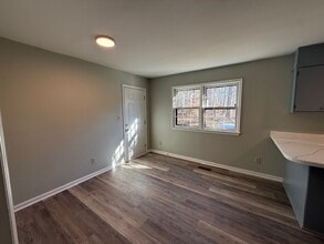 7638 Jackson School Rd in Browns Summit, NC - Foto de edificio - Building Photo