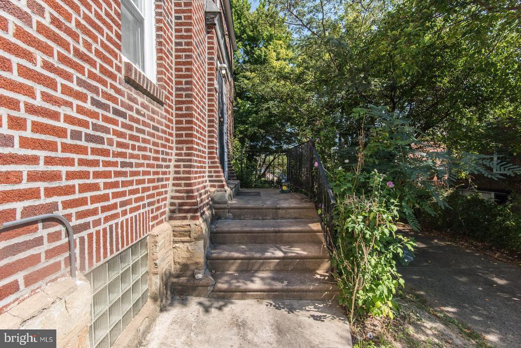 8217 Thouron Ave in Philadelphia, PA - Building Photo