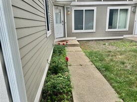 2732 Wilshire Ct in Aurora, IL - Building Photo