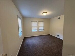 3 Brookwood St in Glen Head, NY - Building Photo - Building Photo